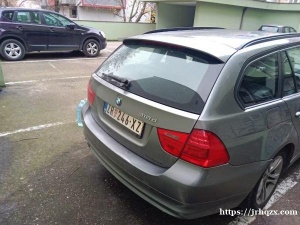 因为要更换大一点的车子，所以要出手一辆宝马318，8月份由匈牙利进口