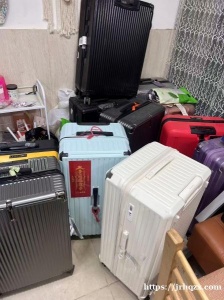 七区大量出行李箱，价格合适，成色99新，仅用一次