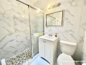 贝赛单边砖屋2楼2房1浴1大厅和阳光房+ 1个阳台月租$2300一个月