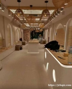 华盛装修公司，承接，餐馆，酒吧，服装店，美甲店，百元店，我们有专业的，木工，水电工，泥水工