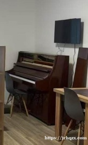 圣彼得堡出一台三个踏板的红色十月钢琴，中间的踏板踩之后可以换音色，不包运费，价格可小刀