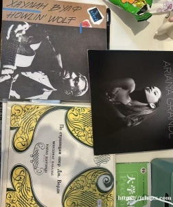 出唱片机买回来基本没用过在家吃灰。带唱片一起出来需要的来