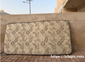 闲置处理： 香蕉躺椅，床垫，半成新，白菜价处理，50迪/个，地址国际城中国区。           电话：0527158888