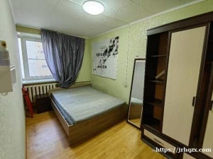 18000卢布转租普里莫地铁站旁三居室一个房间。有需要联系微信1027511750，只要女生。长租优