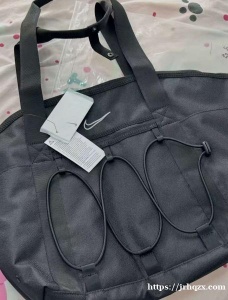 出这个nike运动包 100RMB