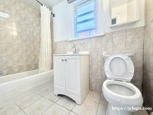 法拉盛近Kissena 公园独立屋出租3楼2房1浴1大厅月租$2300一个月