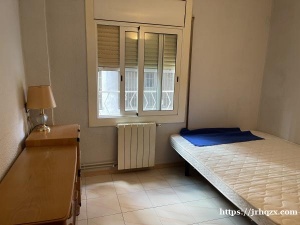 地铁口Llefià站走路一分钟 出租巴达罗那仓库区附近十路地铁口Llefià站走路一分钟到，有阳台嗮衣服方便，安静整洁限女生，二楼有电梯有杂物间，单人阳光房有需要的朋友看房间可以加信：752112203 电话：625286785陈