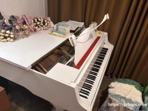 出闲置 白色三角钢琴