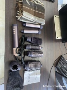 出售新的多功能热风梳－吹风机，卷发　直发等功能